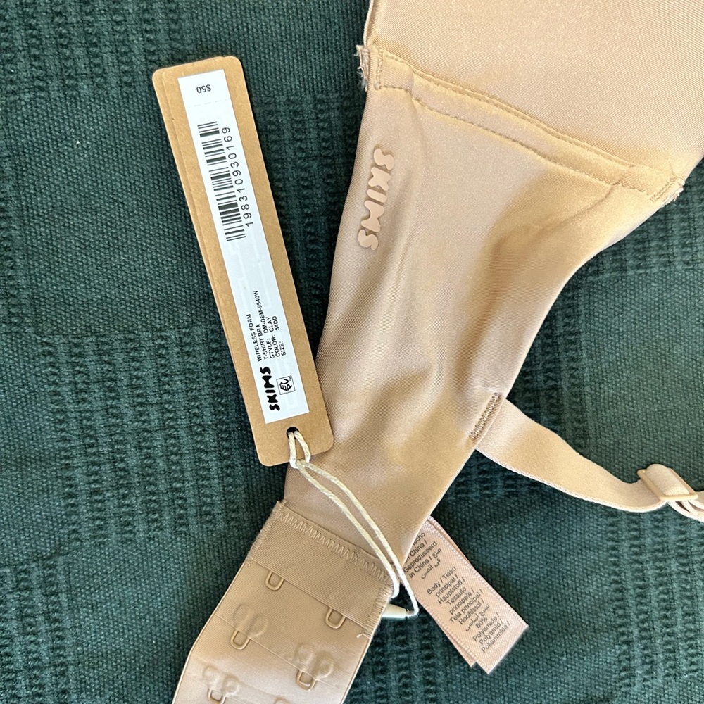 SKIMS Fits Everybody tee shirt bra wire free new with tags 34DD